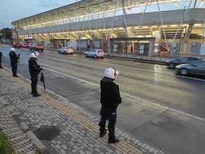 policjanci podczas zabezpieczenia meczu