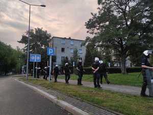 policjanci podczas zabezpieczenia meczu