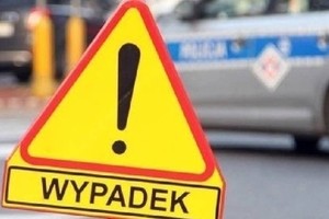 poliocyjny radiowóz i znak uwaga wypadek