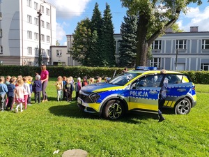 na zdjęciu policjanci podczas spotkania z dziećmi i młodzieżą