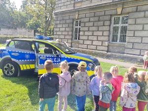 na zdjęciu policjanci podczas spotkania z dziećmi i młodzieżą