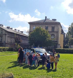 na zdjęciu policjanci podczas spotkania z dziećmi i młodzieżą