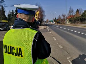 Policjant w kamizelce odblaskowej