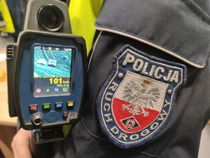 Urządzenie do mierzenia prędkości w rękach policjanta