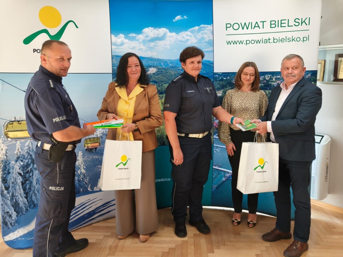 Spotkanie policjantów z urzędnikami w celu poprawy bezpieczeństwa w powiecie